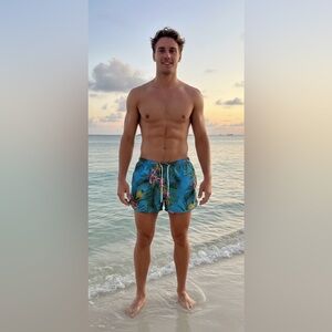 H&M Blue Floral Pineapple Shorts 

#athleisure Bloungewear Wieggings Fworkout